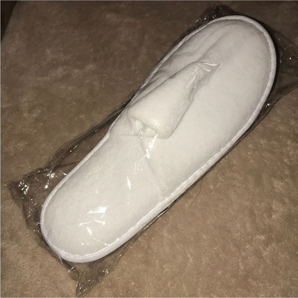 Thunder valley OS Spa White Plush Slippers New